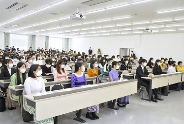 講義に耳を傾ける学生たち