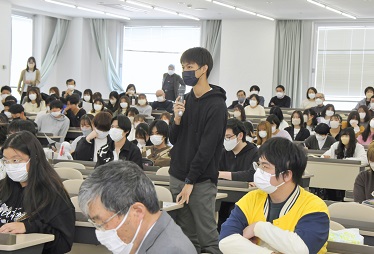 宗次氏に質問する男子学生