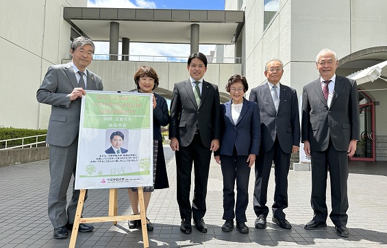 講演後、講師と片桐理事長、片桐学院長、両学長らが記念撮影