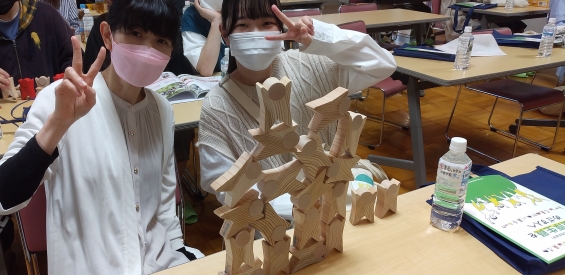 参加者の方が笑顔になってくれると,学生も嬉しい気持ちになります