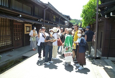 観光客が溢れる古い町並みをガイドさんの案内で散策