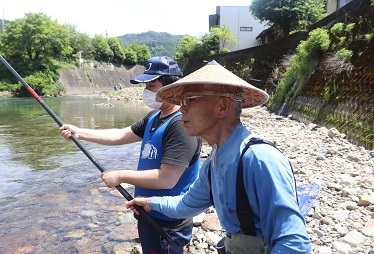 教わりながら釣りを楽しむ様子1