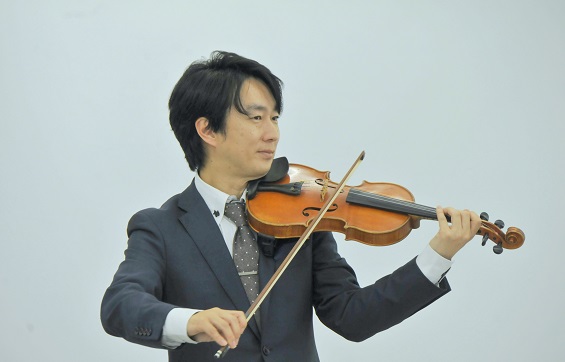 バイオリンで中島みゆきの「糸」やクラシックの名曲を奏でる濱島氏