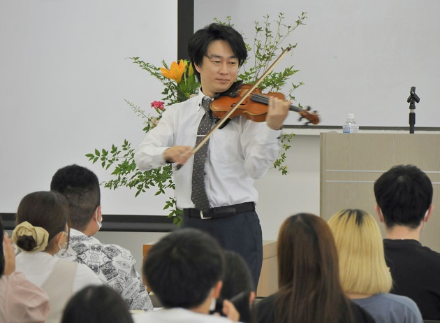 フィギュアスケートの浅田真央選手で有名な「チャルダッシュ」を演奏する濱島氏