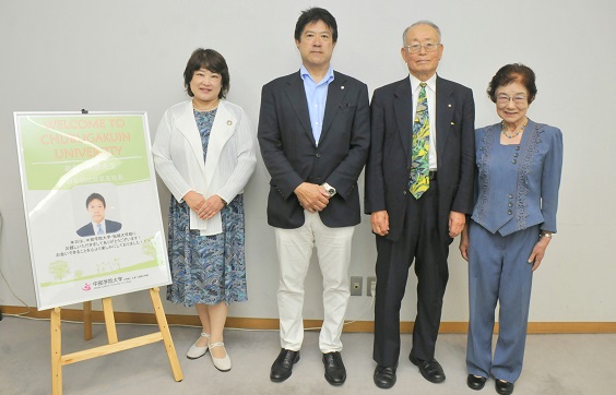 講義後には理事長、学長と記念撮影