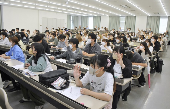 約110人が参加した「現代マネジメント研究」の講義風景