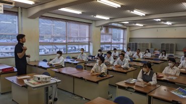 出張授業で講義する柿島講師と興味深く聴講する生徒ら