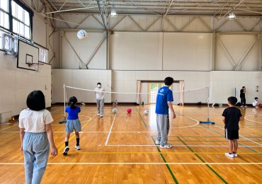 ソフトバレーでラリーを楽しむ様子