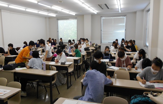 グループ活動では,具体的な支援内容を考えました。