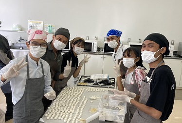 手の込んだミャンマー料理を手際よく作るミャンマー留学生たち