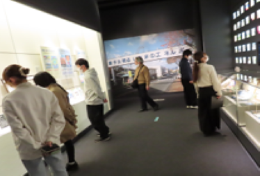 ツアーに参加した学生が東日本大震災・原子力災害伝承館の展示コーナーを見学している写真
