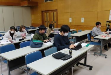 参加者の学生が研修施設で各自パソコンで作業を行なっている写真