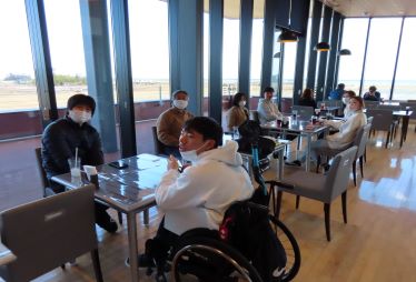 レストランで食堂で参加者の学生たちがくつろいでいる様子の写真