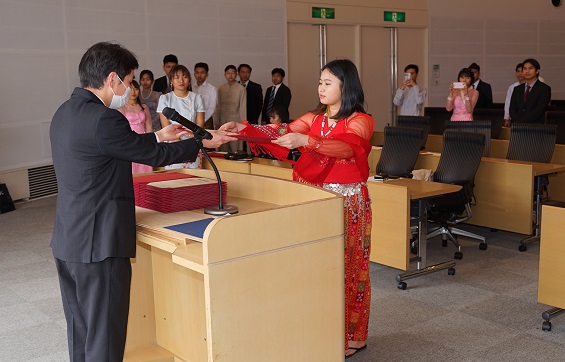 学科別集会で修了証書を受け取る留学生