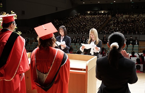 誓いの言葉を述べる人間福祉学部人間福祉学科の江間瑞希さん（左）と短期大学部社会福祉学科の藤井凜歌さん（右）