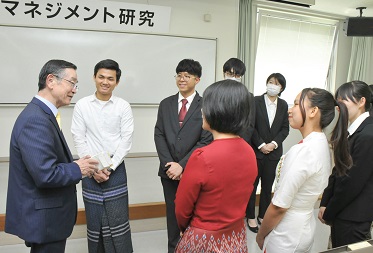 感謝のセレモニーで留学生と語り合う宗次氏