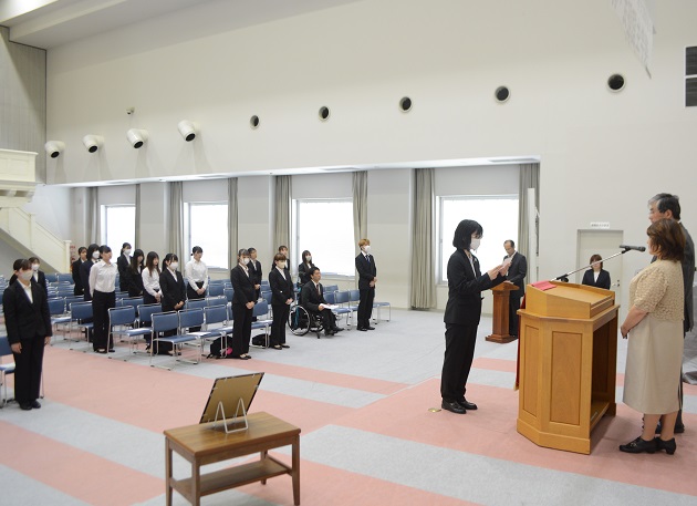 お礼の述べる高江洲 舞さん(人間福祉学科3年)