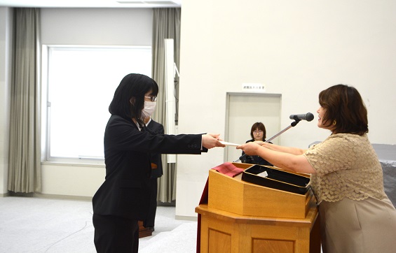 羽田奨学金を代表受領する人間福祉学部3年 高江洲舞さん