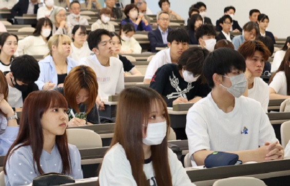 村瀬氏の講義に耳を傾ける学生たち